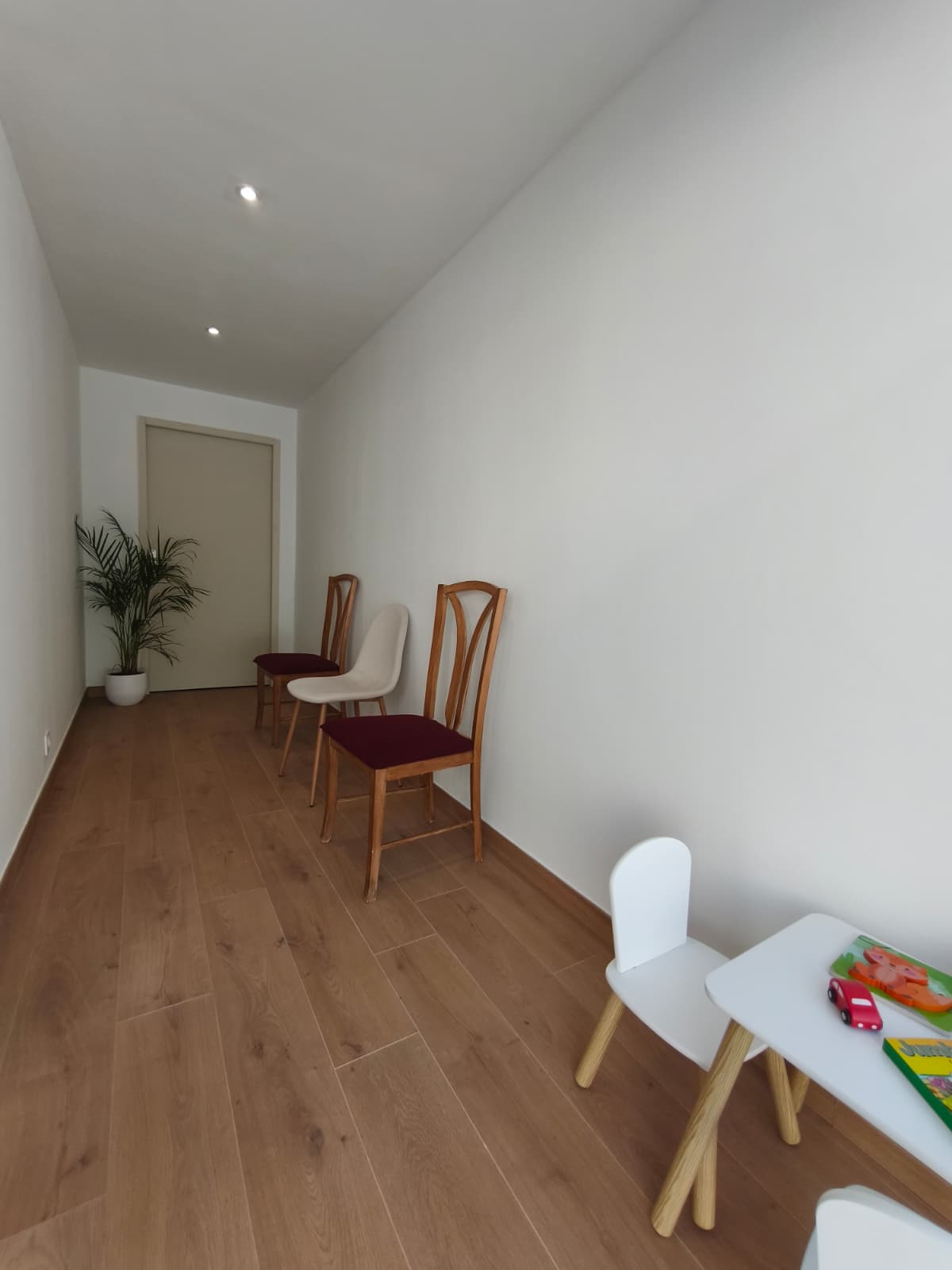 Salle d'attente du cabinet d'ostéopathie à Draguignan, avec espace enfants